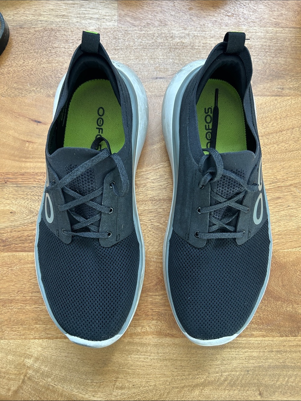 OOFOS Men’s Black Athletic Lace-Up Sneakers with White Sole